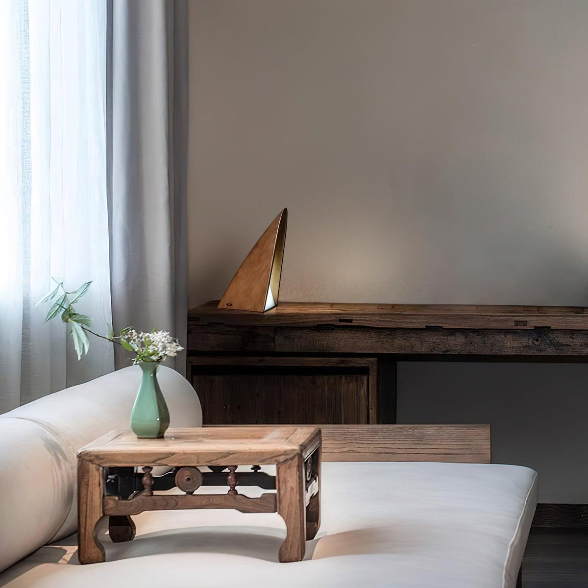 Lámpara de mesa recargable de madera Cimara sobre una mesita de noche – imagen 6