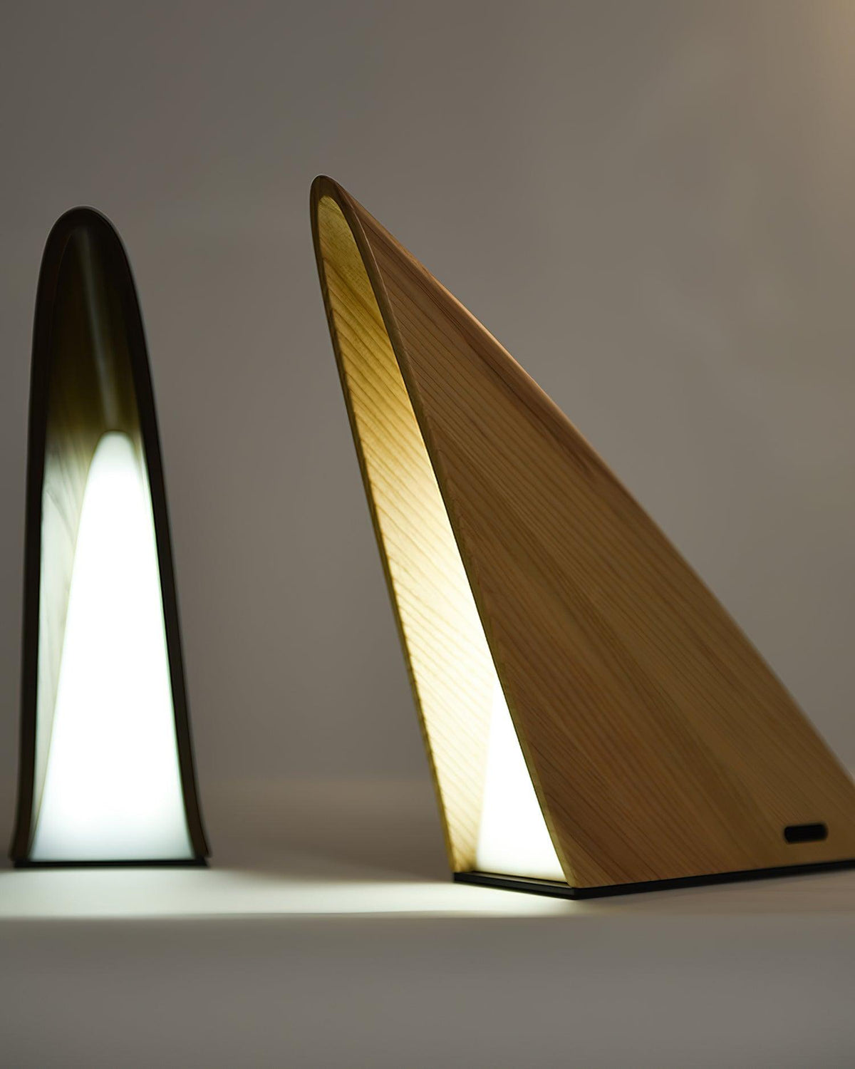 Lámpara de mesa recargable de madera Cimara sobre una mesita de noche – imagen 13
