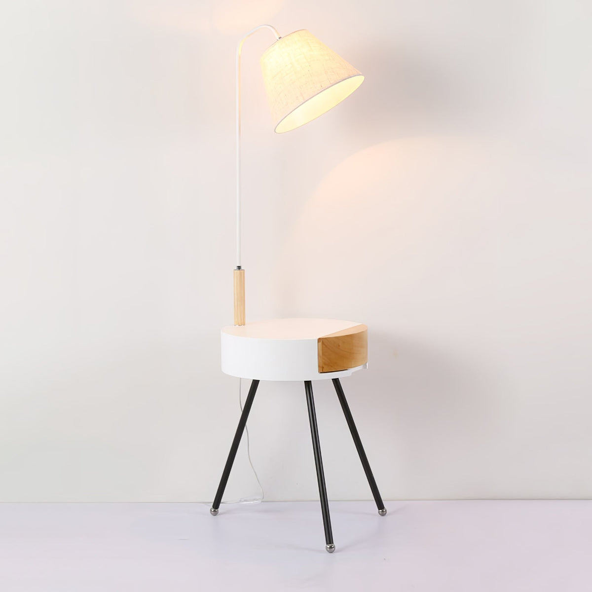 Lámpara de pie con mesita auxiliar Bedora – en blanco con mesita de madera