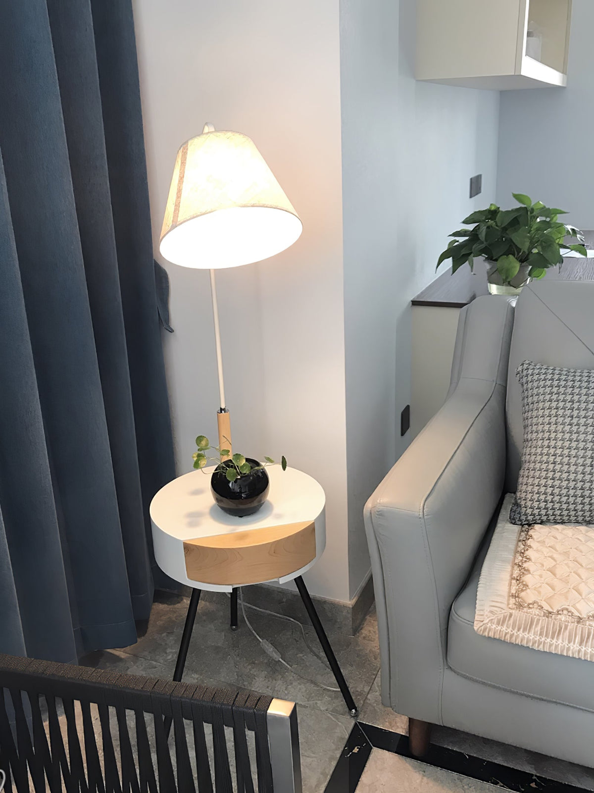 Lámpara de pie con mesita auxiliar Bedora junto a un sofá en el salón – imagen 27