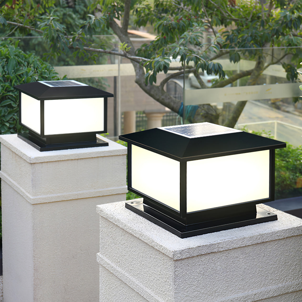 Lámpara solar de exterior tipo farol Columa sobre un pilar del jardín – imagen 6