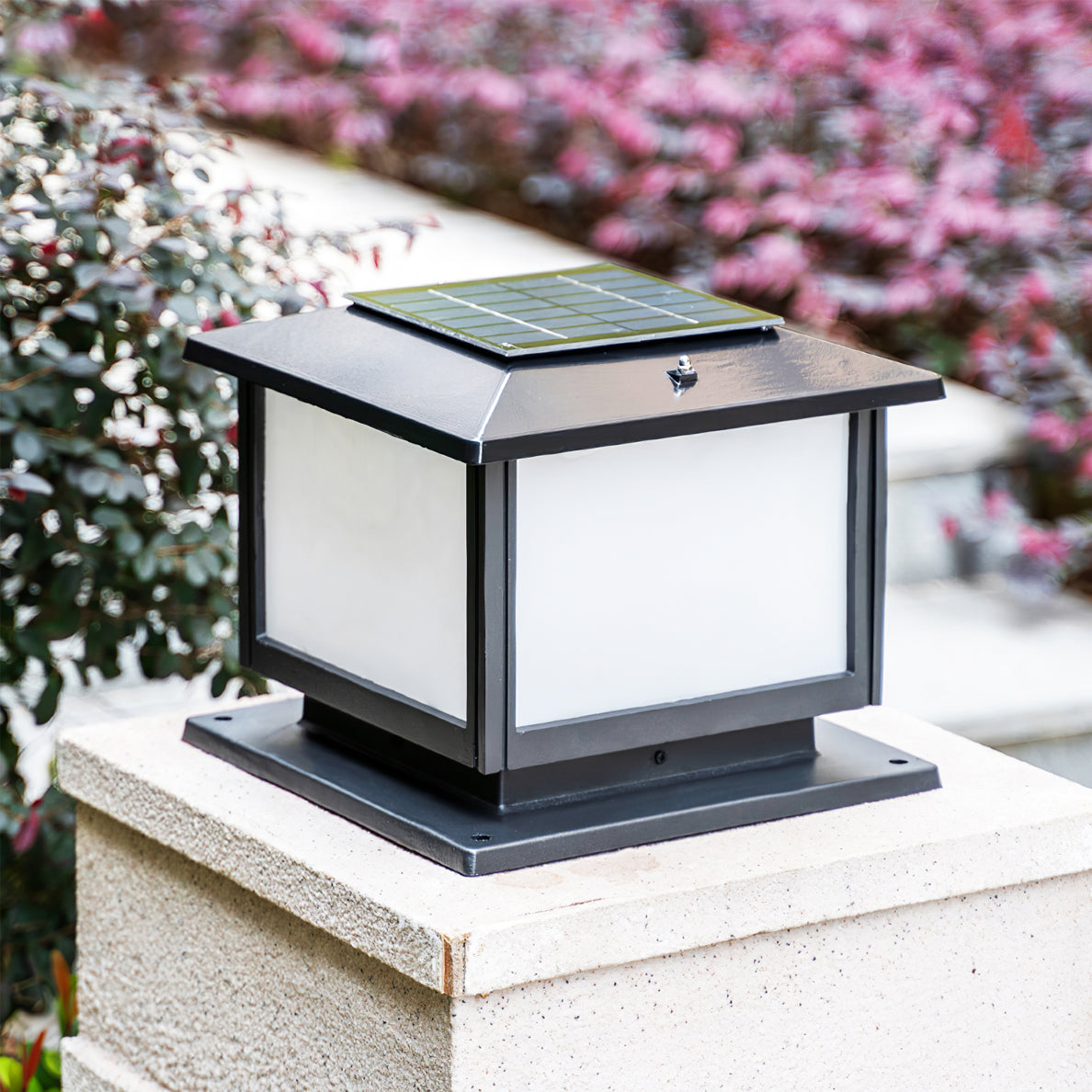 Lámpara solar de exterior tipo farol Columa sobre un pilar del jardín – imagen 4