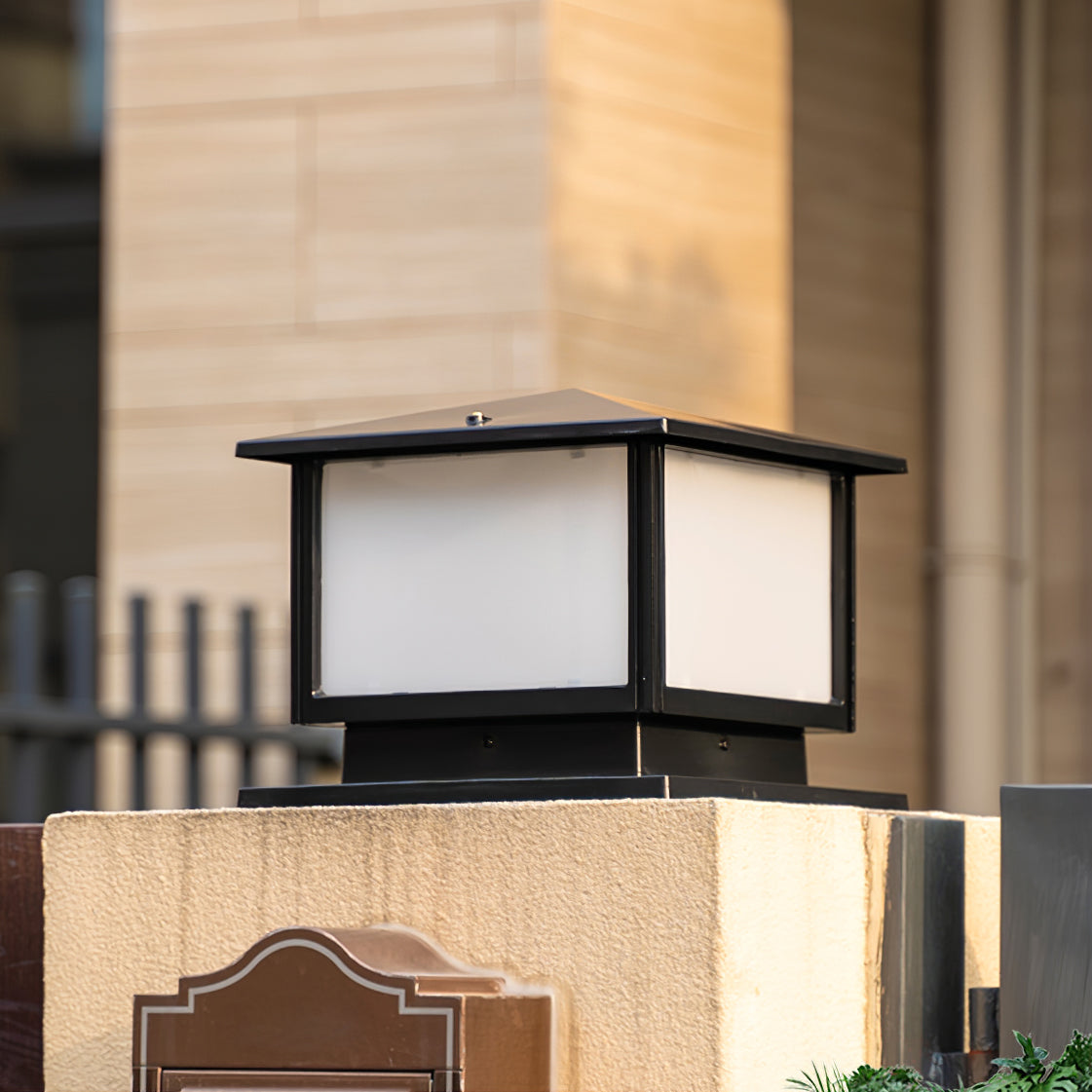 Lámpara solar de exterior tipo farol Columa sobre un pilar del jardín – imagen 3