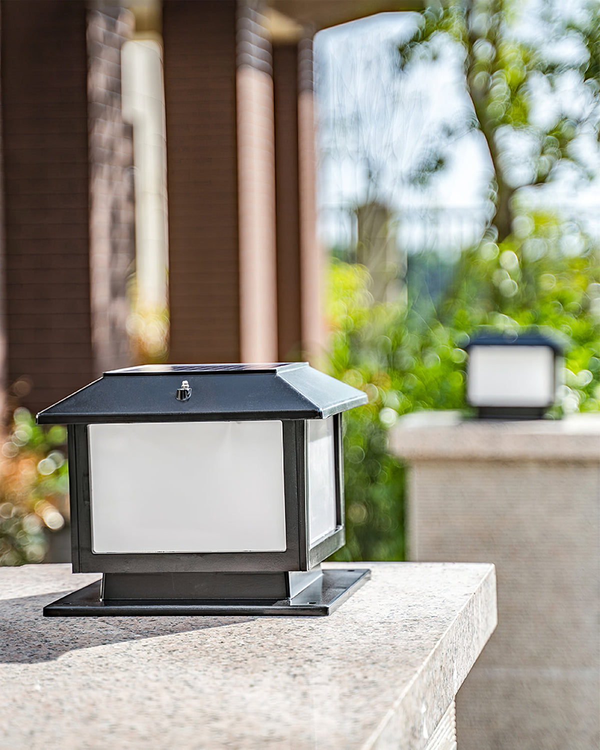Lámpara solar de exterior tipo farol Columa sobre un pilar del jardín – imagen 9