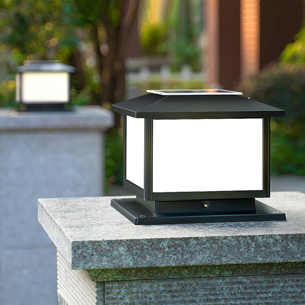 Lámpara solar de exterior tipo farol Columa sobre un pilar del jardín – imagen 8