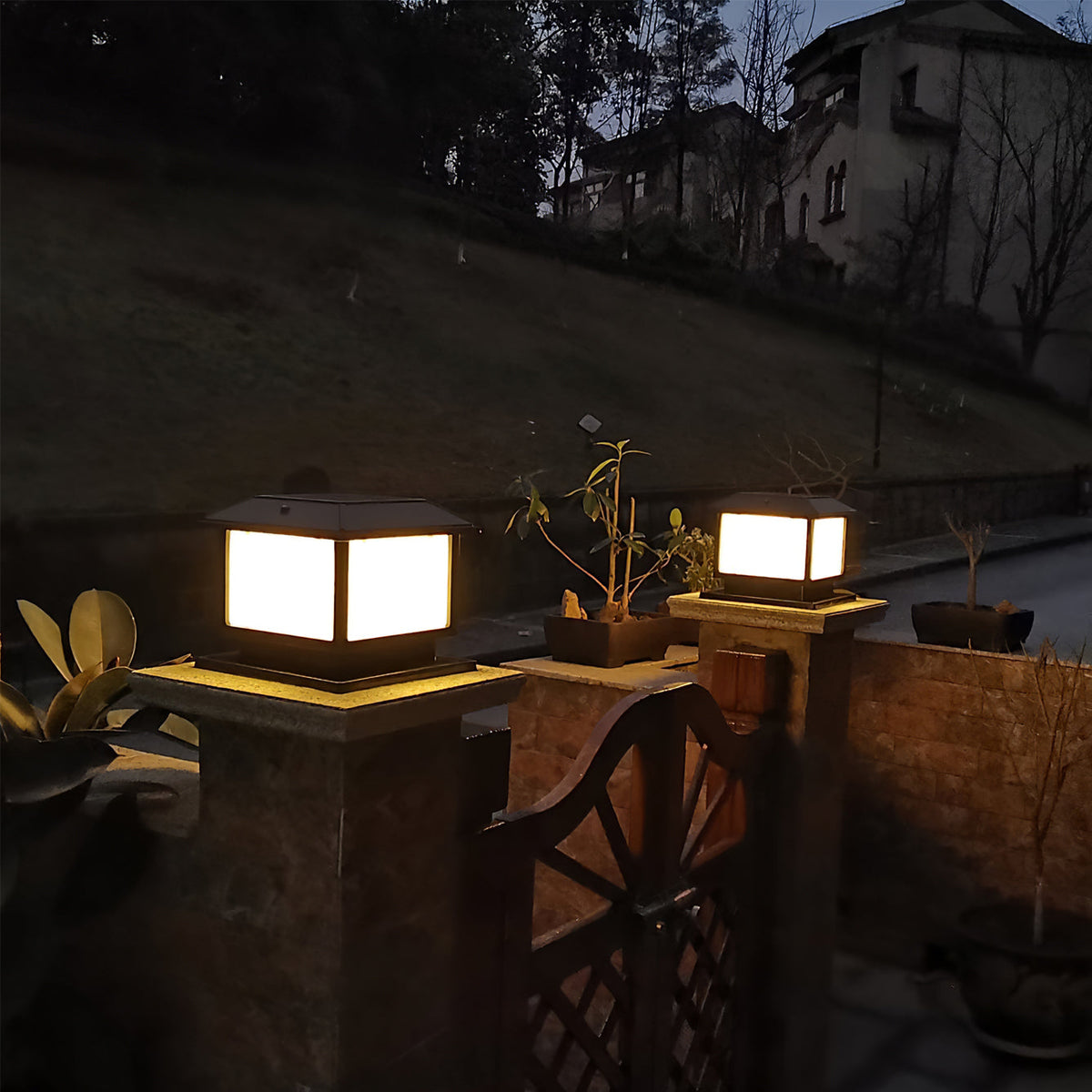 Lámpara solar de exterior tipo farol Columa sobre un pilar del jardín – imagen 13