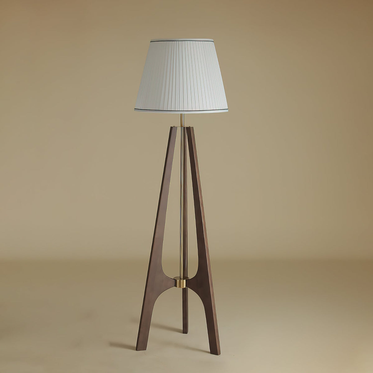 Lámpara de pie trípode de madera con pantalla plisada blanca Sabina – apagada sobre fondo neutro
