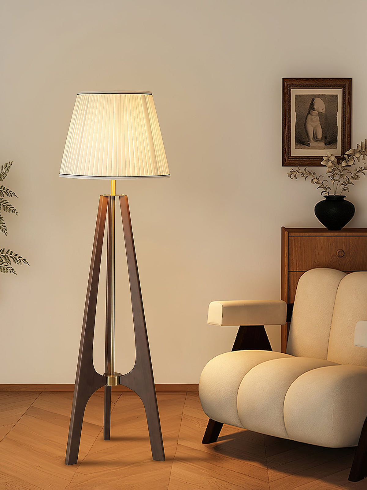 Lámpara de pie trípode de madera con pantalla plisada blanca Sabina – en un salón cálido