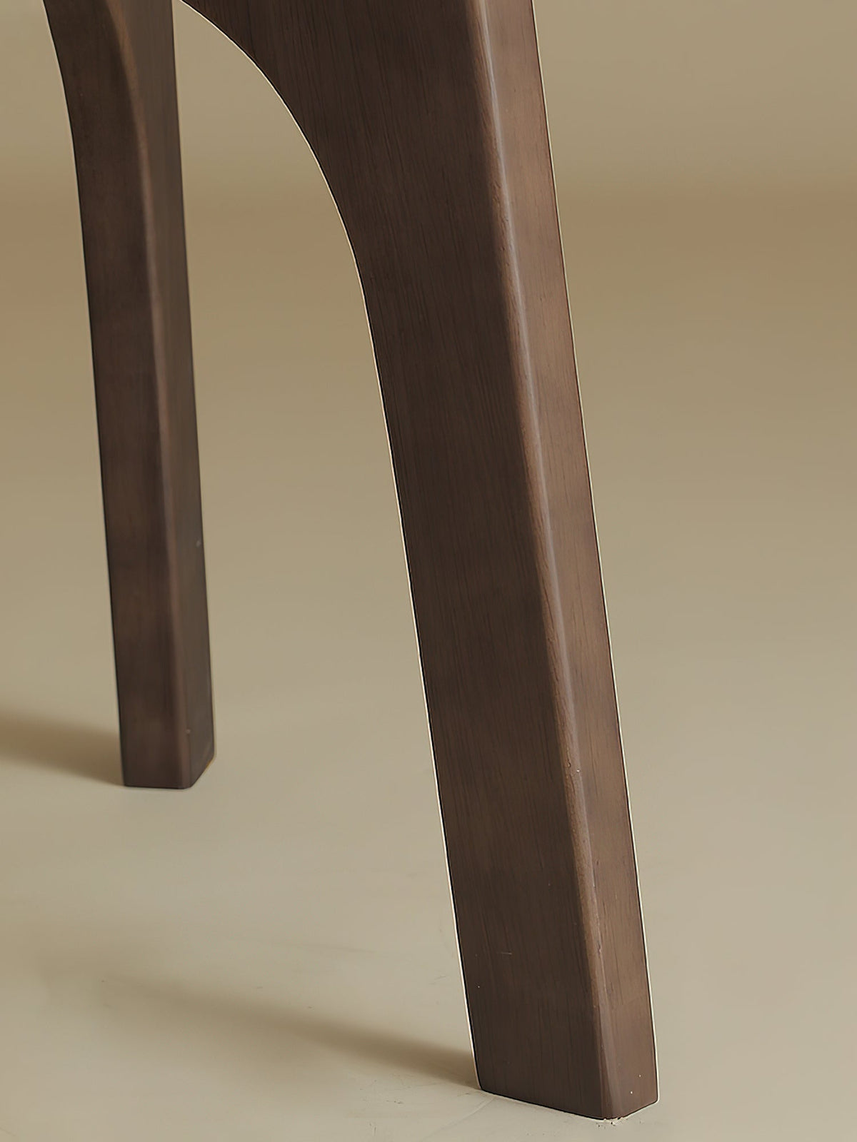 Lámpara de pie trípode de madera con pantalla plisada blanca Sabina – detalle de una pata de madera