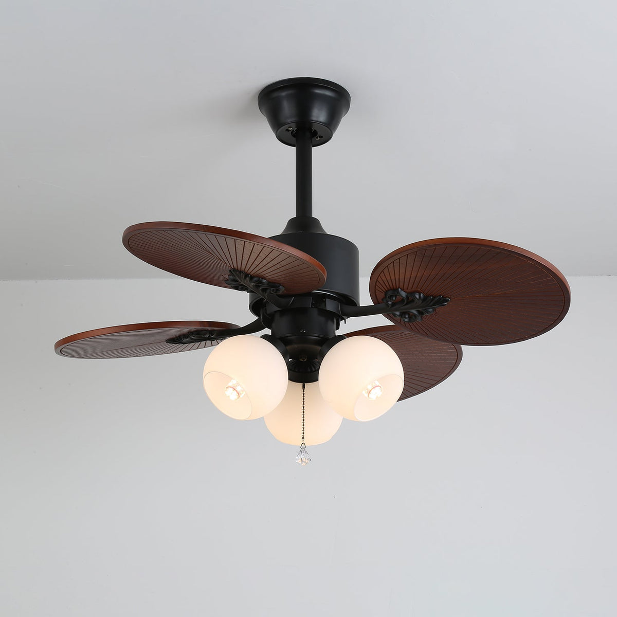 Ventilador de techo con luz Isalma en un salón de estilo tropical – imagen 22