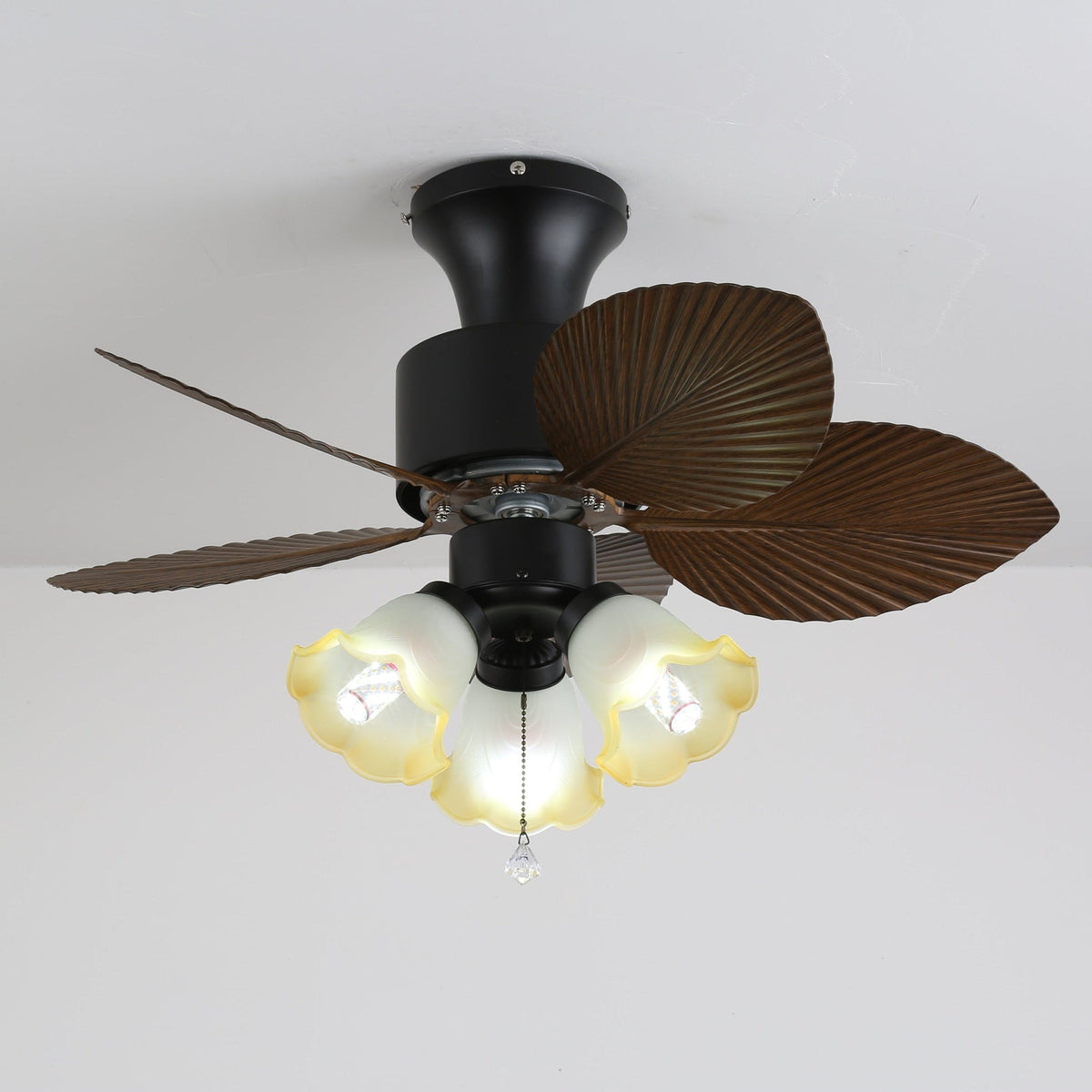 Ventilador de techo con luz Hojela en un rincón de estilo tropical – imagen 11
