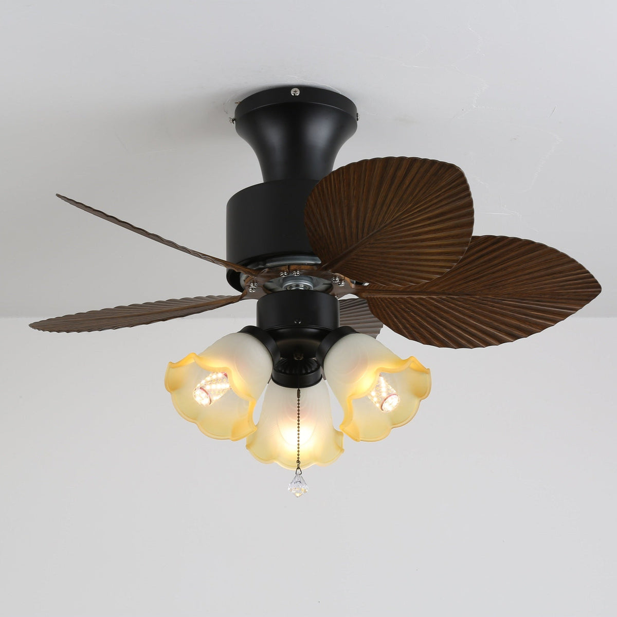 Ventilador de techo con luz Hojela en un rincón de estilo tropical – imagen 12