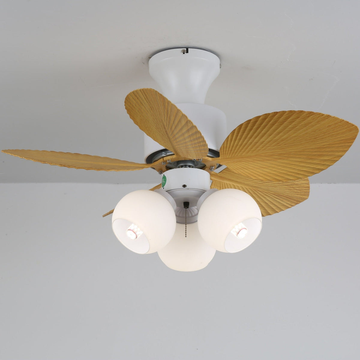 Ventilador de techo con luz Hojela en un rincón de estilo tropical – imagen 15