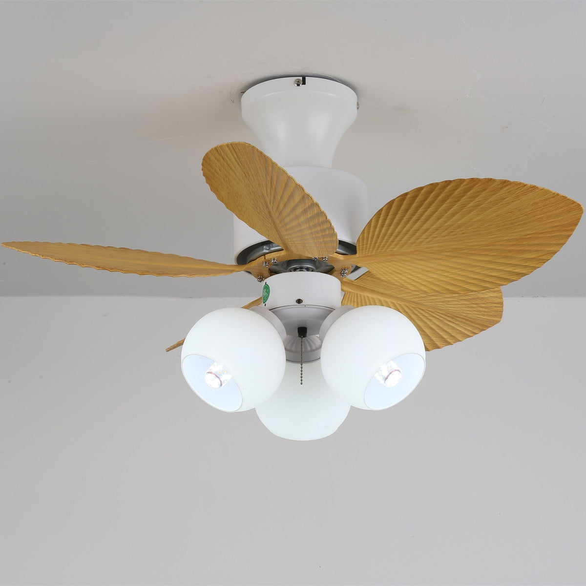 Ventilador de techo con luz Hojela en un rincón de estilo tropical – imagen 16