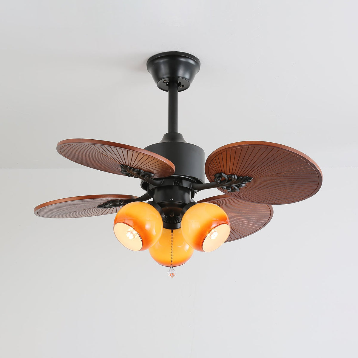 Ventilador de techo con luz Isalma en un salón de estilo tropical – imagen 15