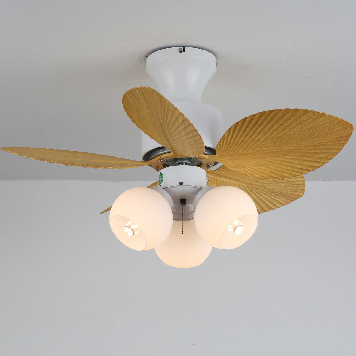 Ventilador de techo con luz Hojela en un rincón de estilo tropical – imagen 17