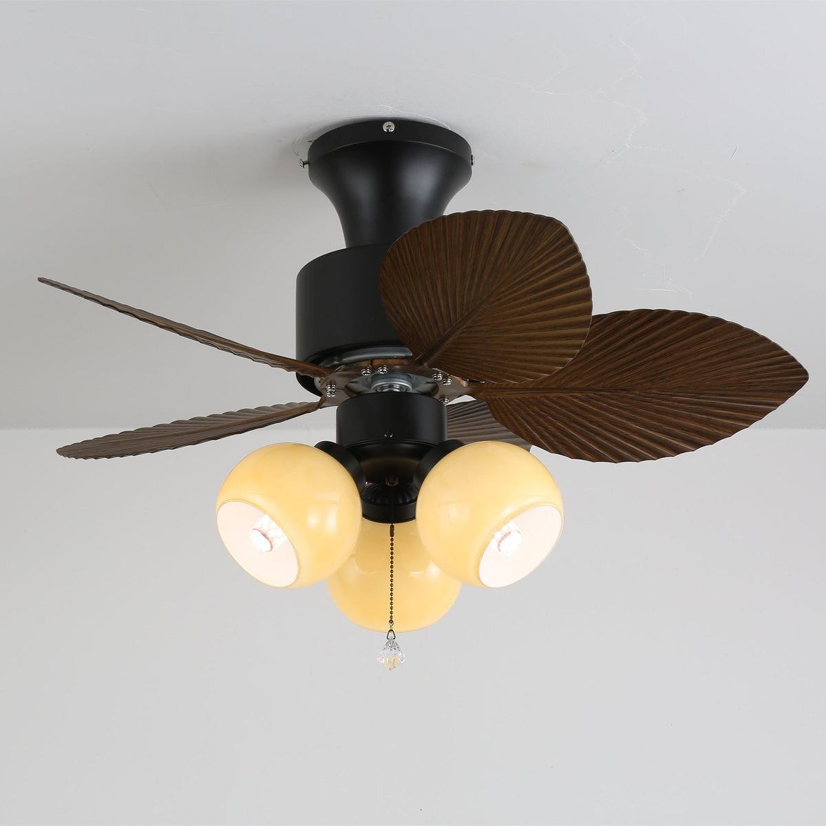 Ventilador de techo con luz Hojela en un rincón de estilo tropical – imagen 2