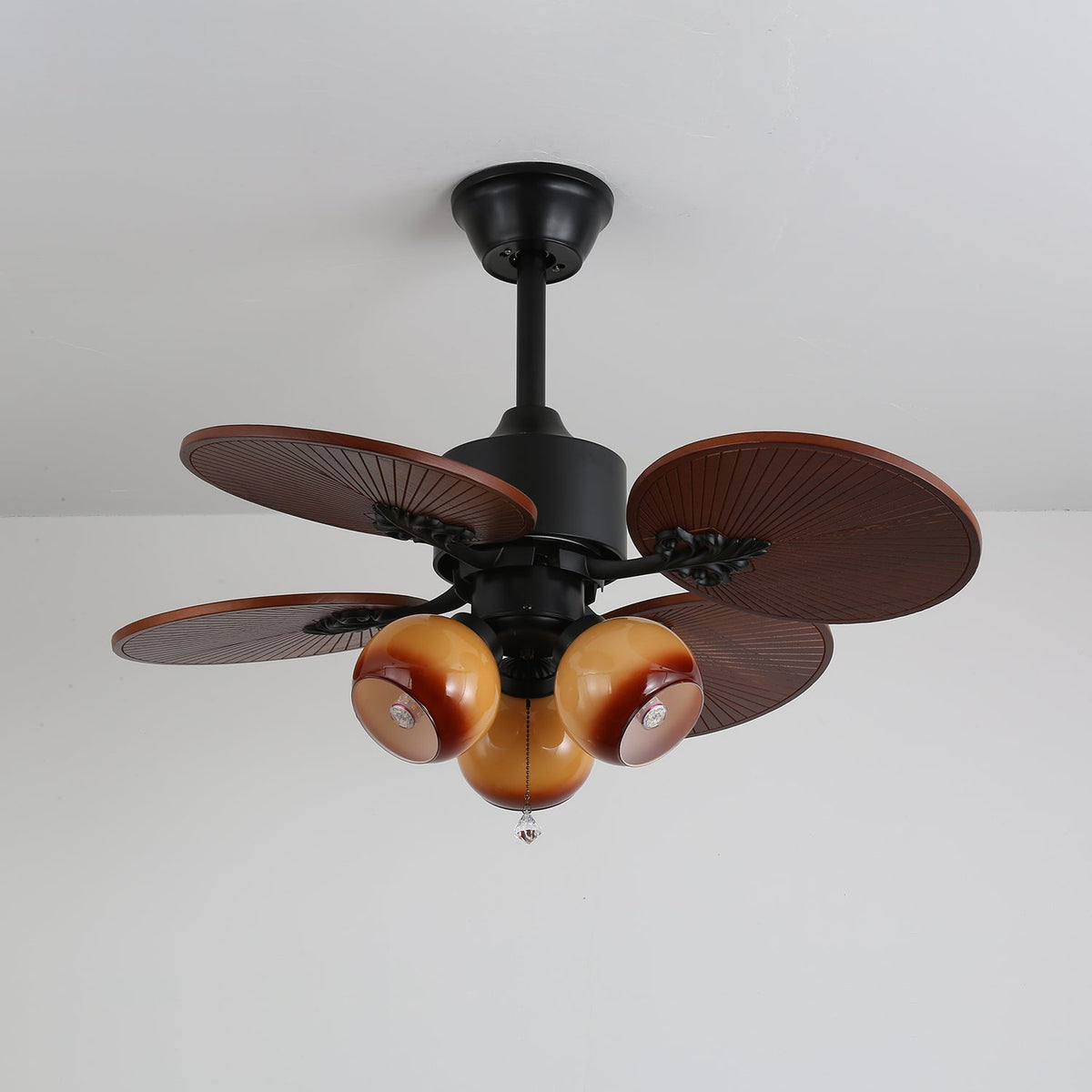 Ventilador de techo con luz Isalma en un salón de estilo tropical – imagen 17