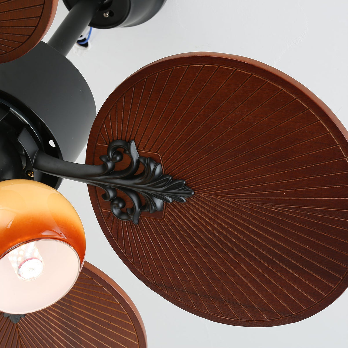 Ventilador de techo con luz Isalma en un salón de estilo tropical – imagen 18