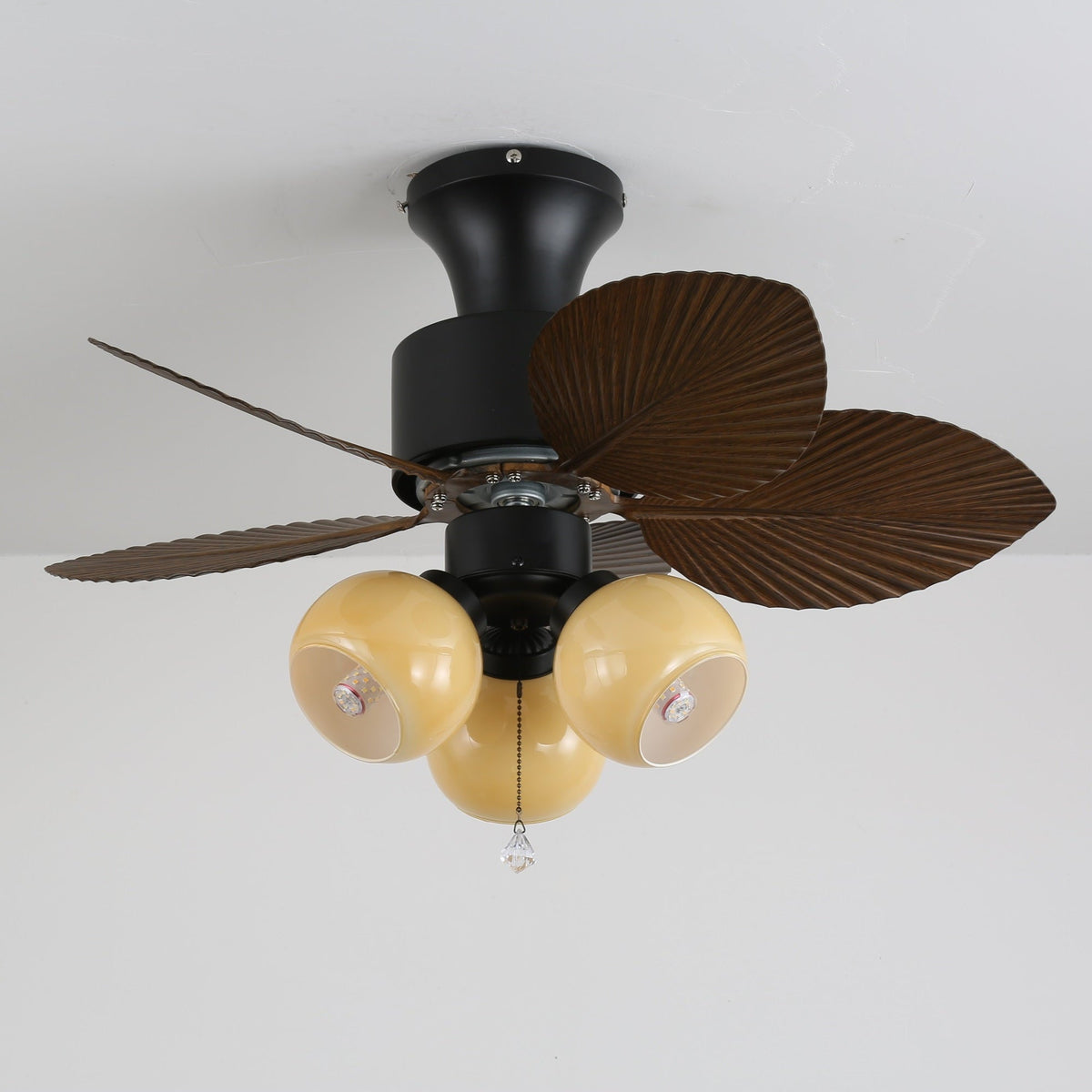 Ventilador de techo con luz Hojela en un rincón de estilo tropical – imagen 4