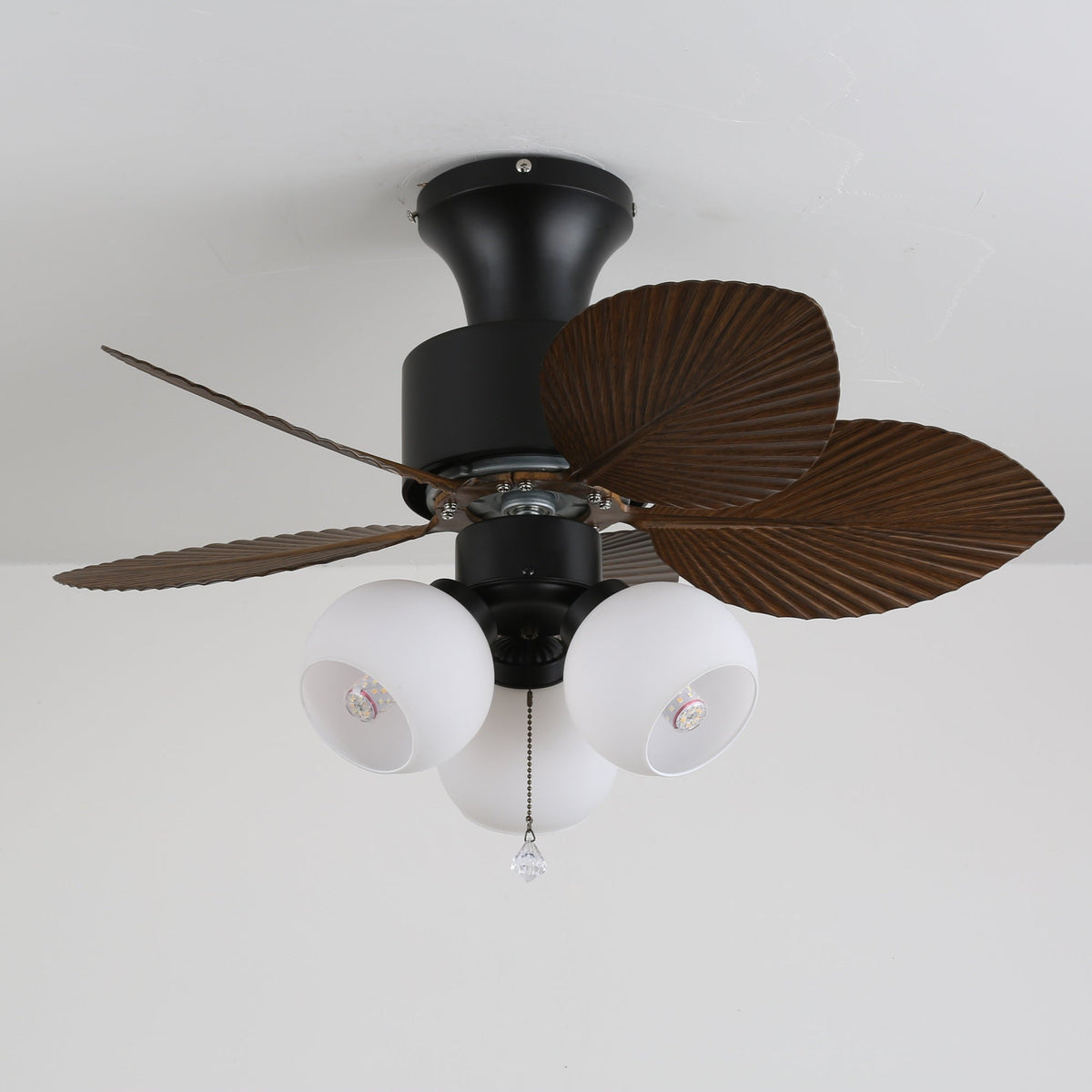 Ventilador de techo con luz Hojela en un rincón de estilo tropical – imagen 5
