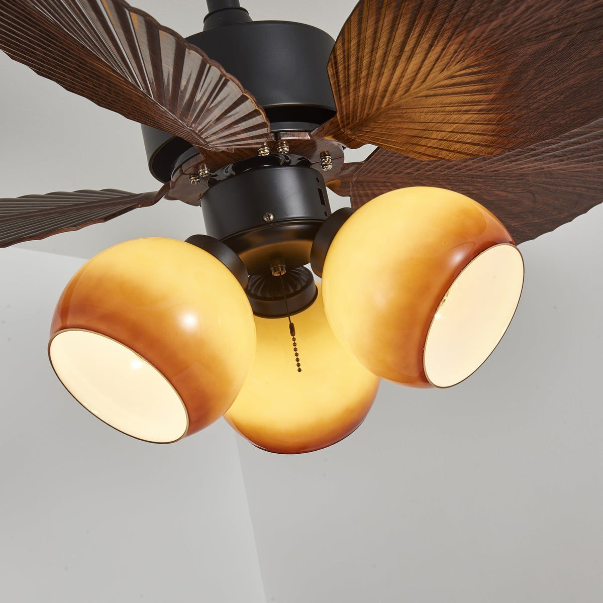 Ventilador de techo con luz Mielara en un salón de estilo tropical – imagen 12