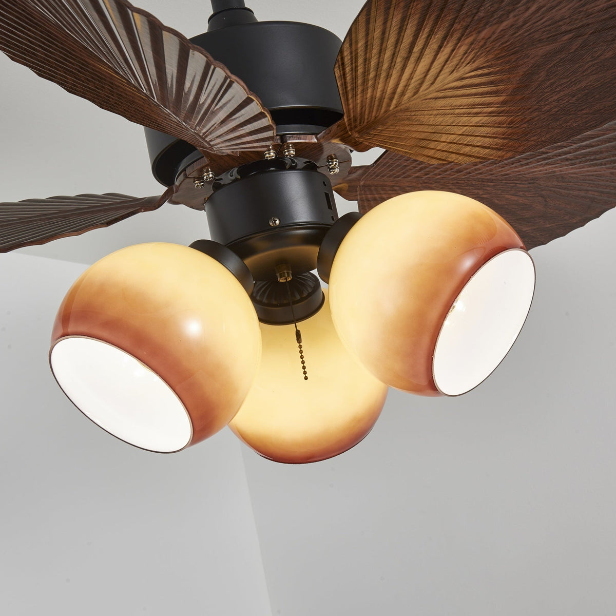 Ventilador de techo con luz Mielara en un salón de estilo tropical – imagen 13