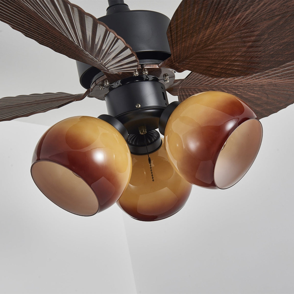 Ventilador de techo con luz Mielara en un salón de estilo tropical – imagen 14