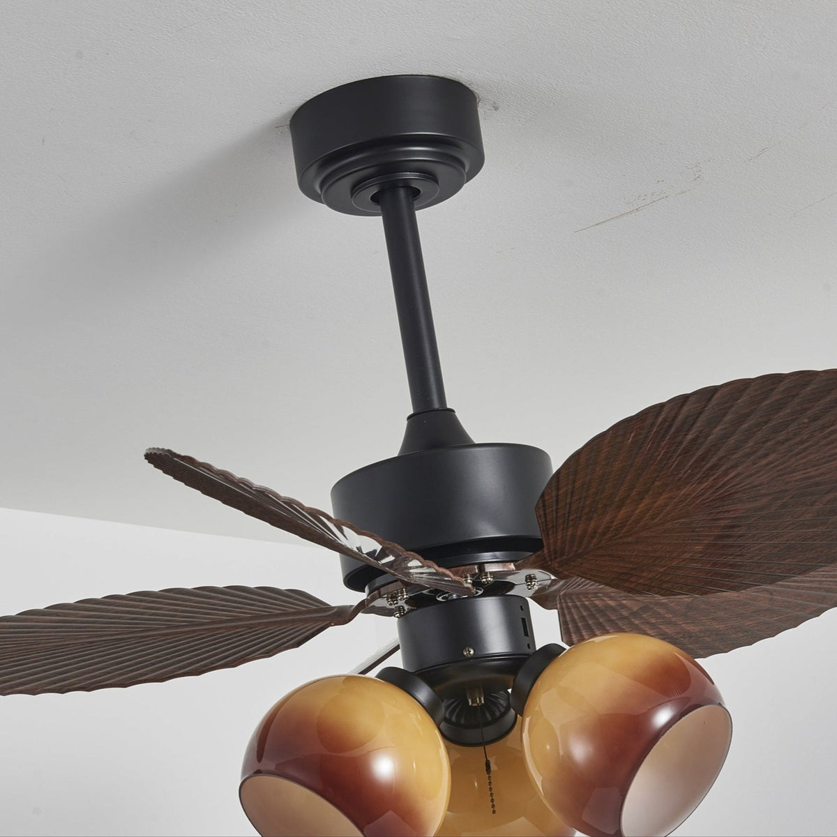 Ventilador de techo con luz Mielara en un salón de estilo tropical – imagen 17