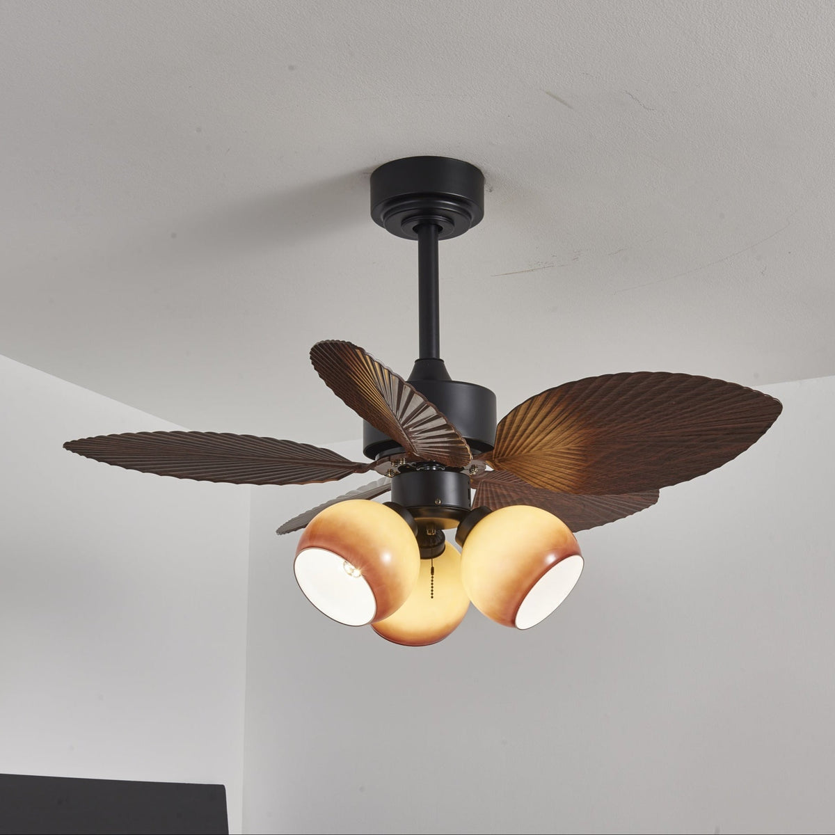 Ventilador de techo con luz Mielara en un salón de estilo tropical – imagen 5