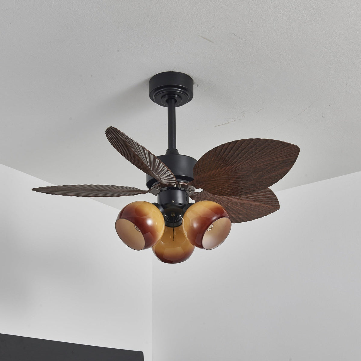 Ventilador de techo con luz Mielara en un salón de estilo tropical – imagen 8