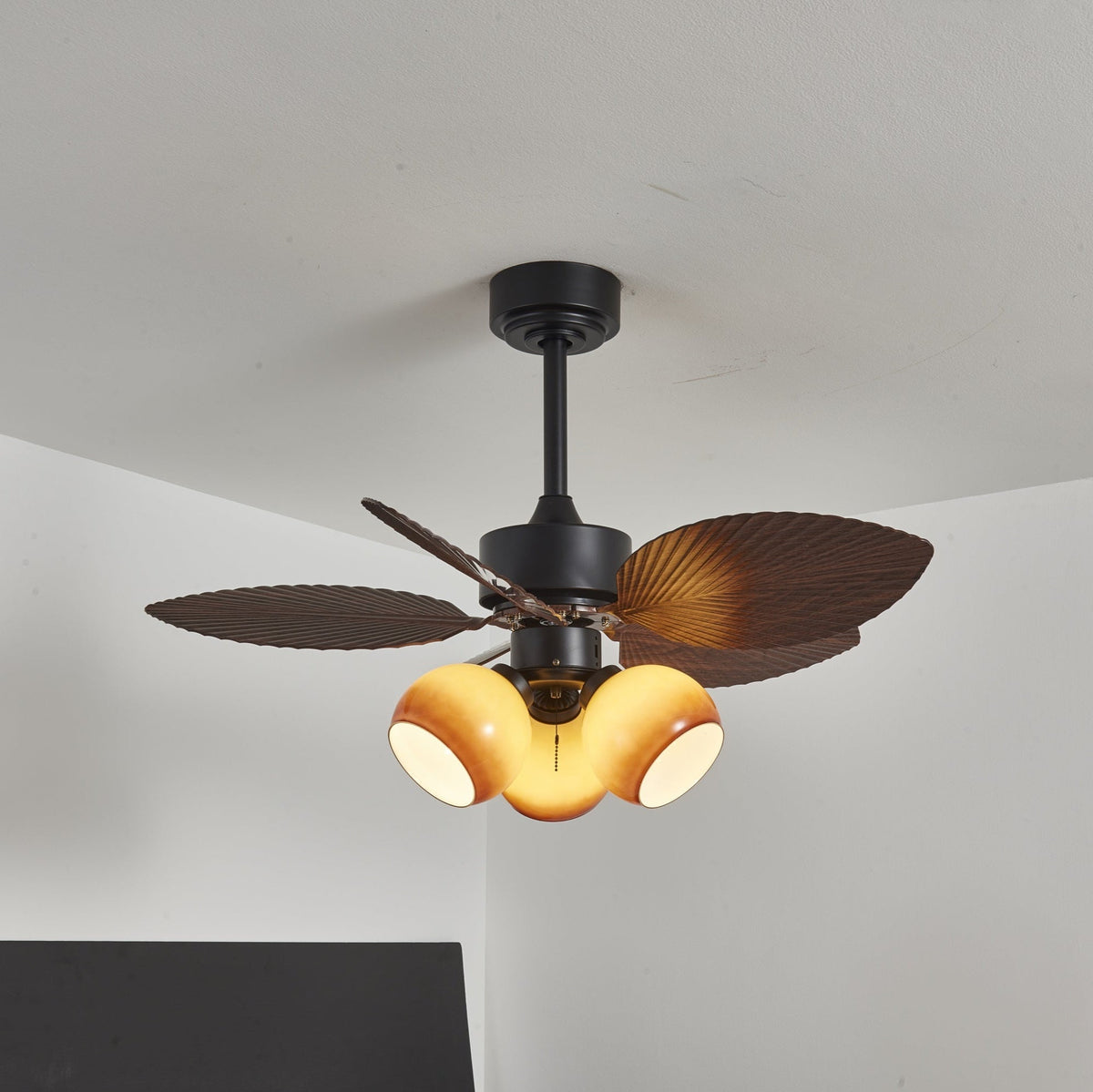 Ventilador de techo con luz Mielara en un salón de estilo tropical – imagen 9