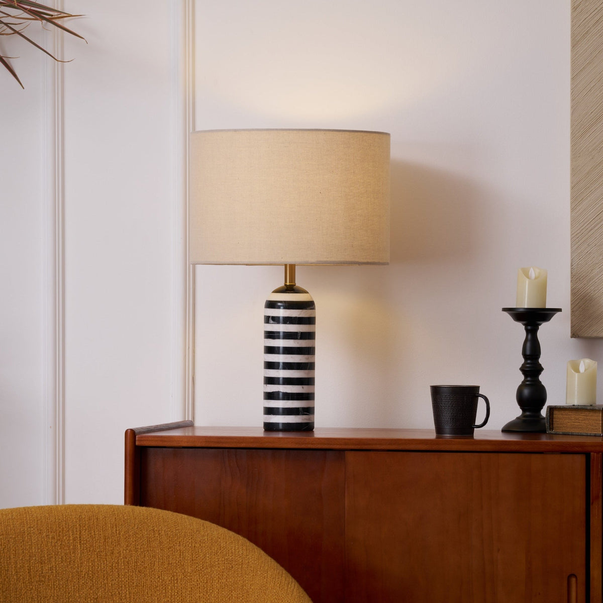 Lámpara de mesa de mármol a rayas Kesala en un salón de estilo contemporáneo – imagen 8