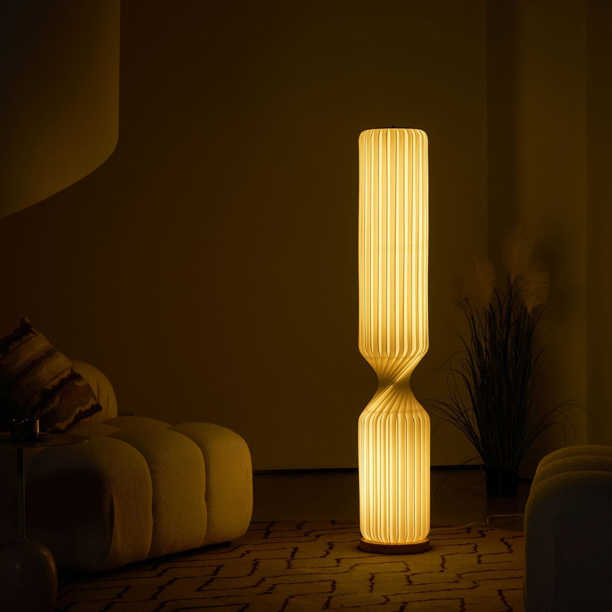 Lámpara de pie columna Tirzana en un salón contemporáneo – imagen 20