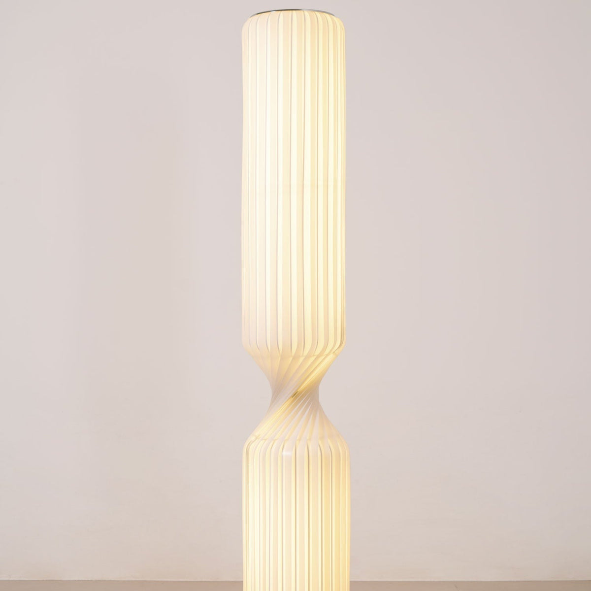 Lámpara de pie columna Tirzana – encendida con luz cálida