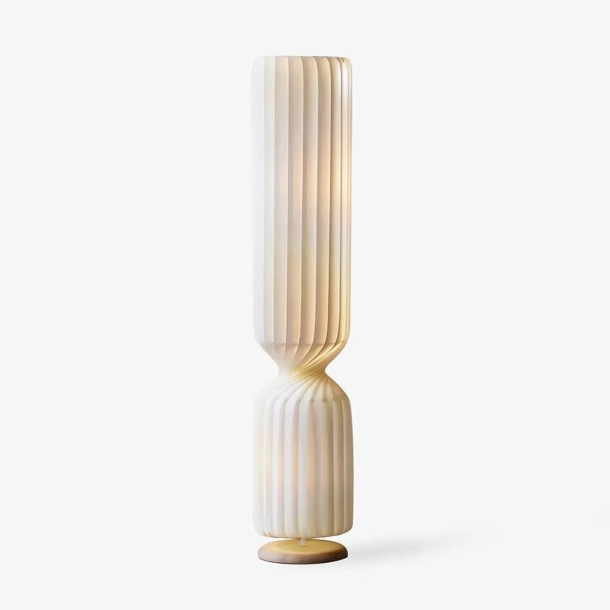 Lámpara de pie columna Tirzana en un salón contemporáneo – imagen 14