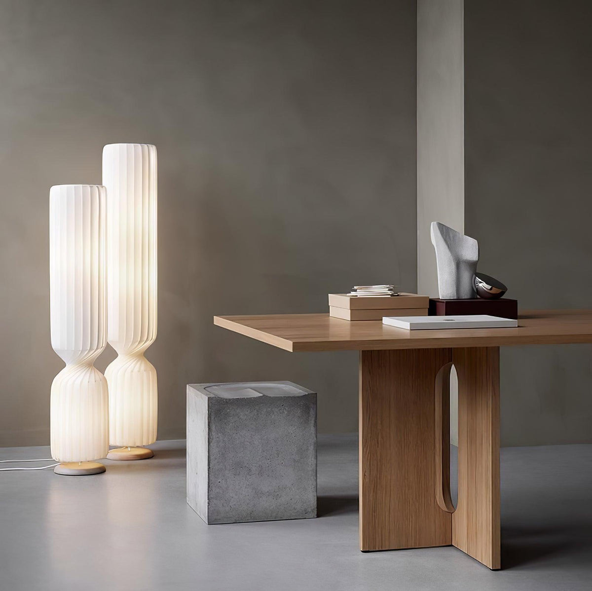 Lámpara de pie columna Tirzana en un salón contemporáneo – imagen 19