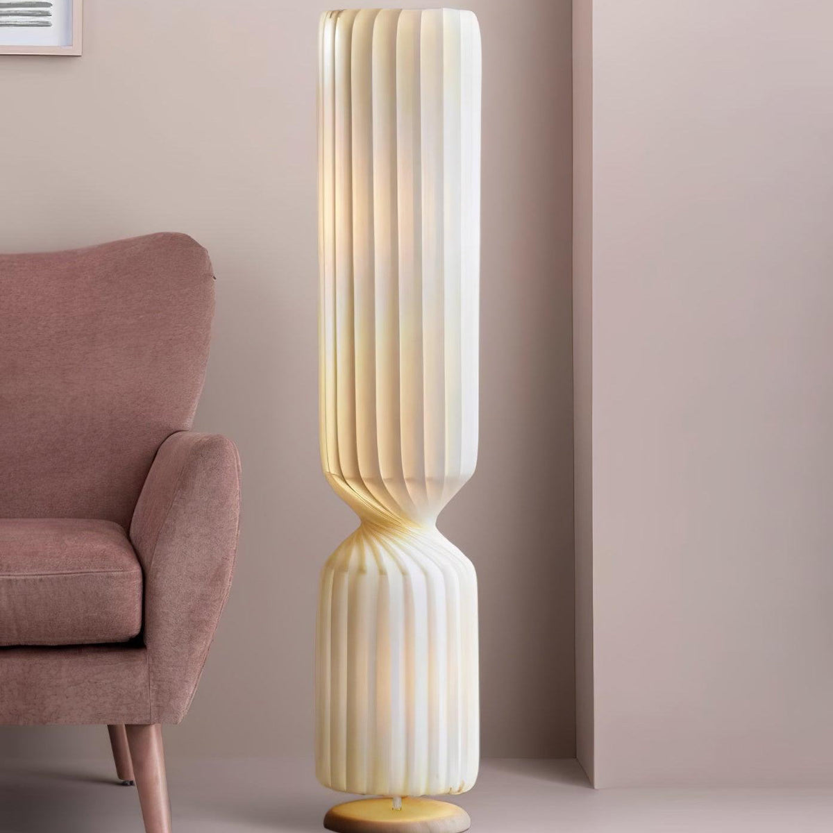Lámpara de pie columna Tirzana en un salón contemporáneo – imagen 22