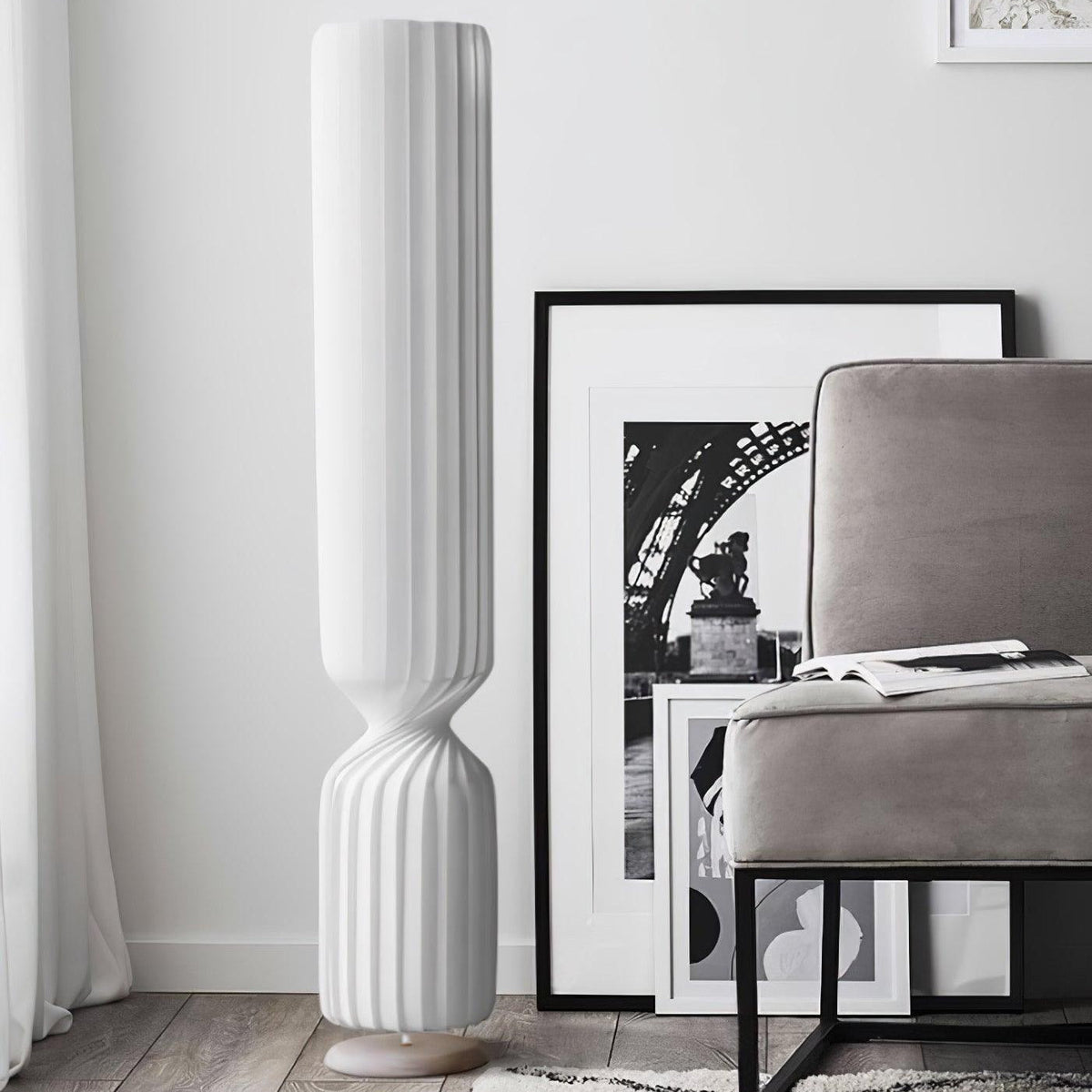 Lámpara de pie columna Tirzana en un salón contemporáneo – imagen 15