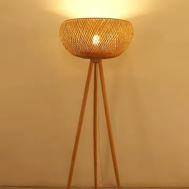 Lámpara de pie de bambú Pilena – encendida