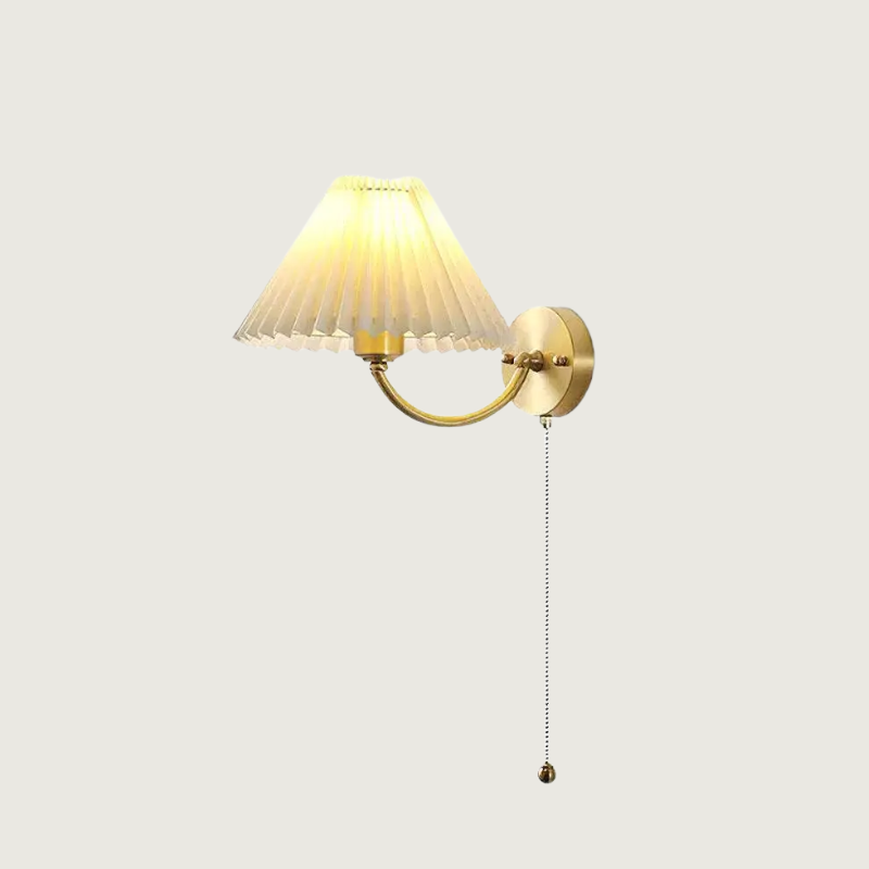 Clara: Aplique de Pared Elegante con Pantalla de Tela – Dorado
