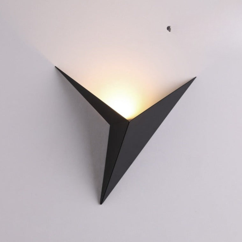 TriLuz – Lámpara de Pared Triangular con Diseño Moderno