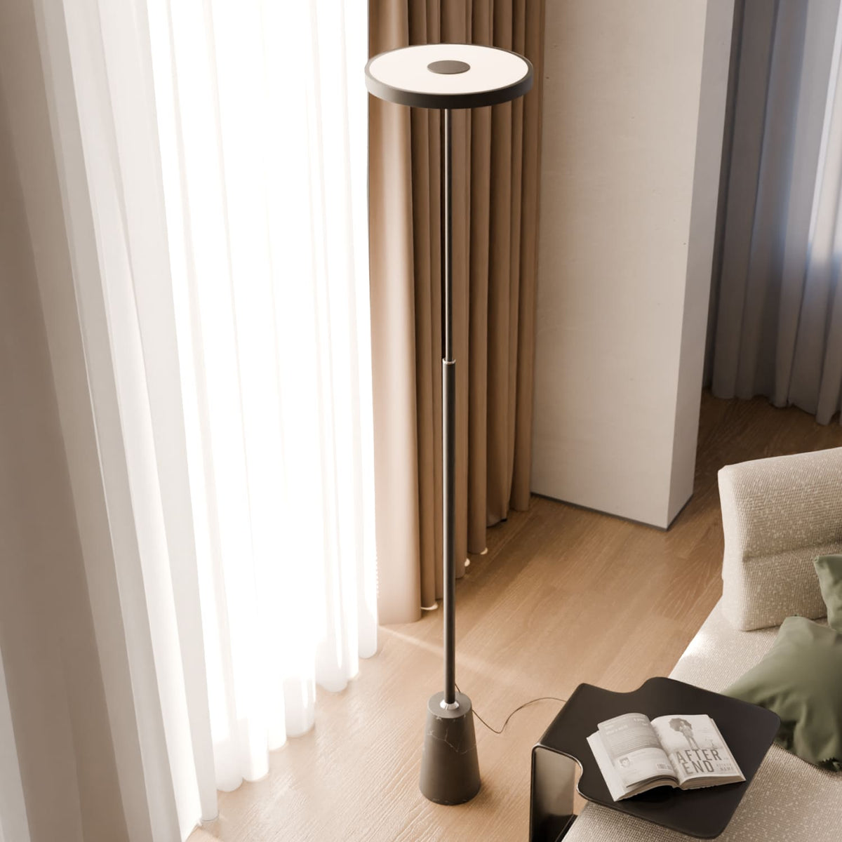 Lámpara de pie LED de disco Pelisa en un salón con cortinas – imagen 7