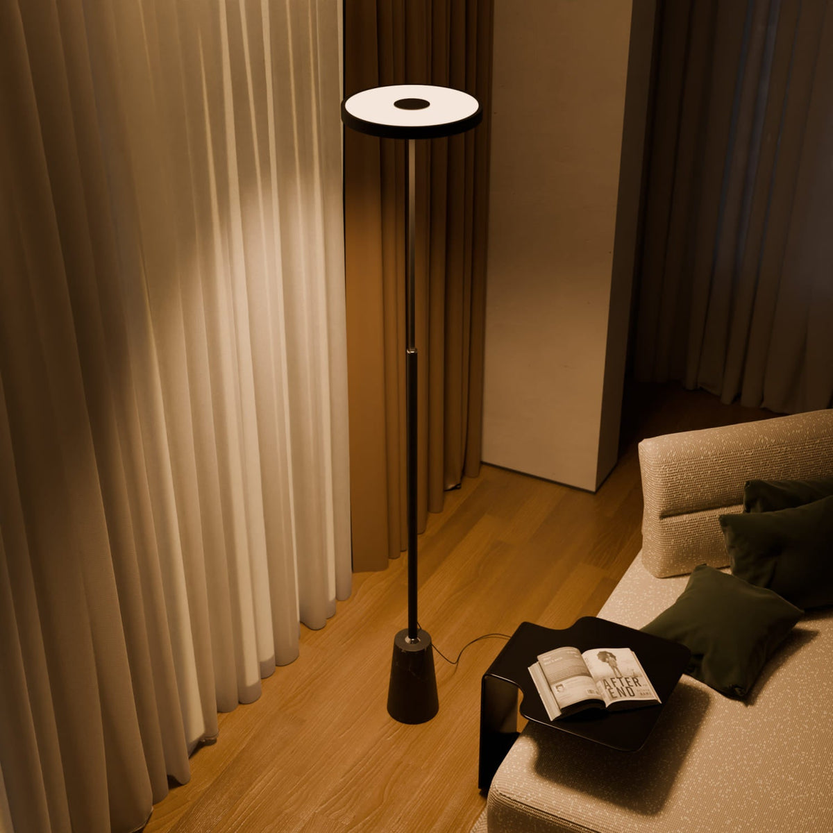 Lámpara de pie LED de disco Pelisa en un salón con cortinas – imagen 2