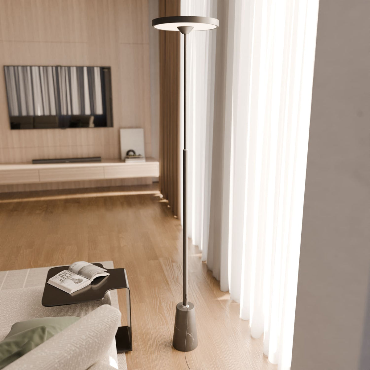 Lámpara de pie LED de disco Pelisa en un salón con cortinas – imagen 6