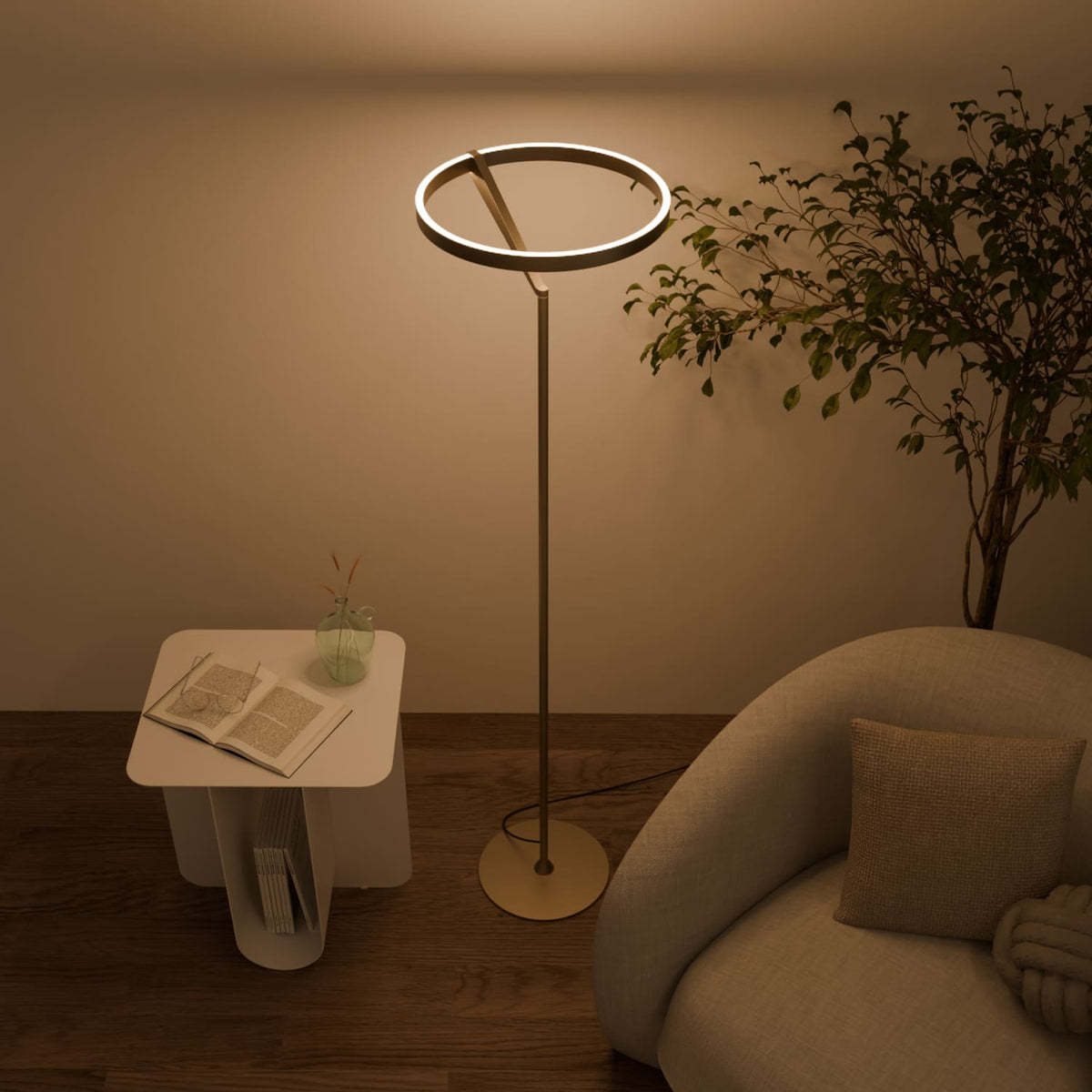 Lámpara de pie LED de aro Peluna junto a un sillón en un salón cálido – imagen 9
