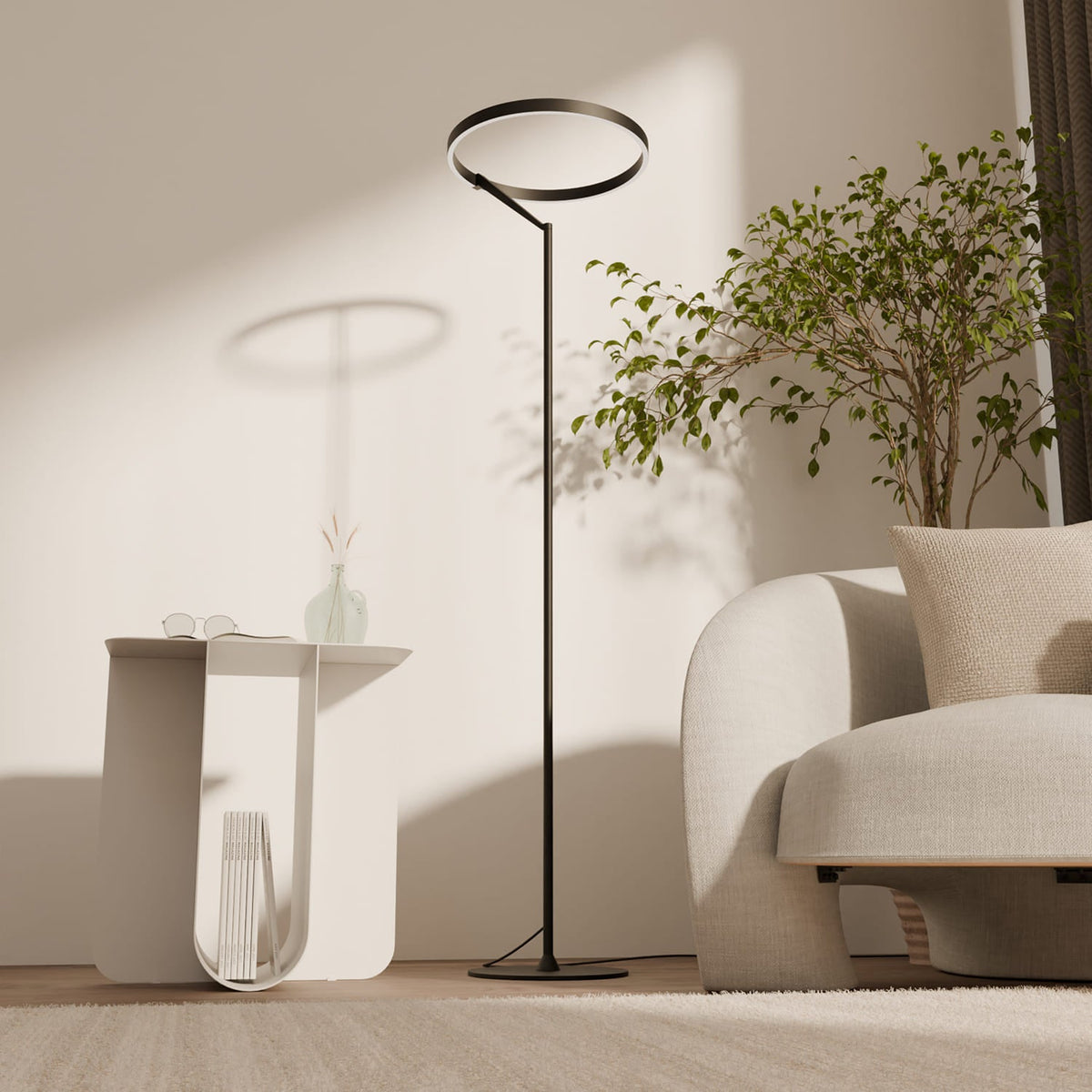 Lámpara de pie LED de aro Peluna junto a un sillón en un salón cálido – imagen 6