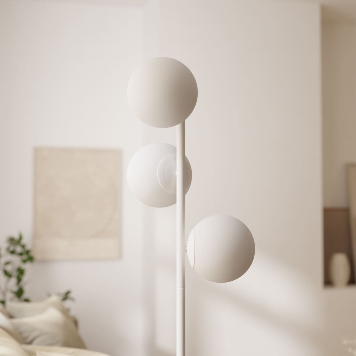 Lámpara de pie de globos Perlina en un salón acogedor – imagen 3