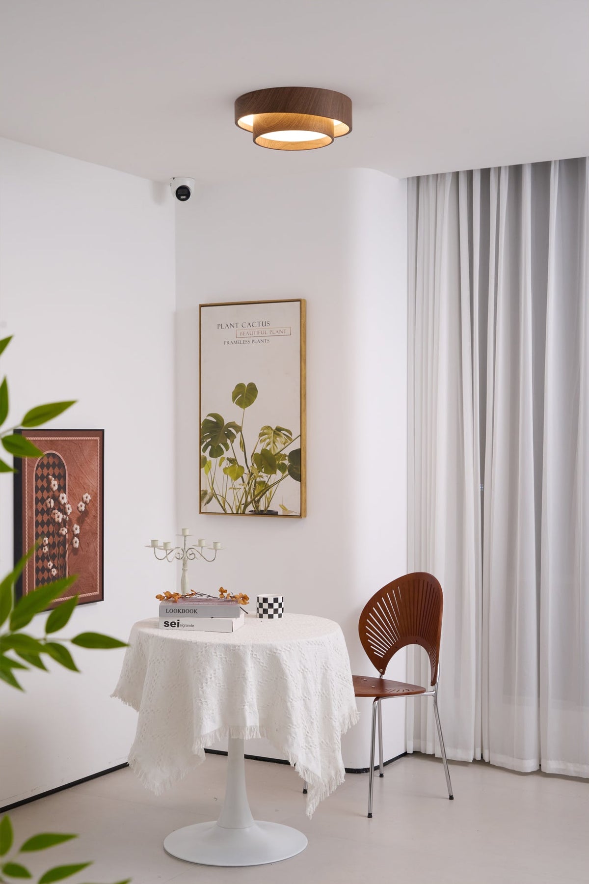 Plafón LED de techo Gandela en un salón contemporáneo – imagen 8