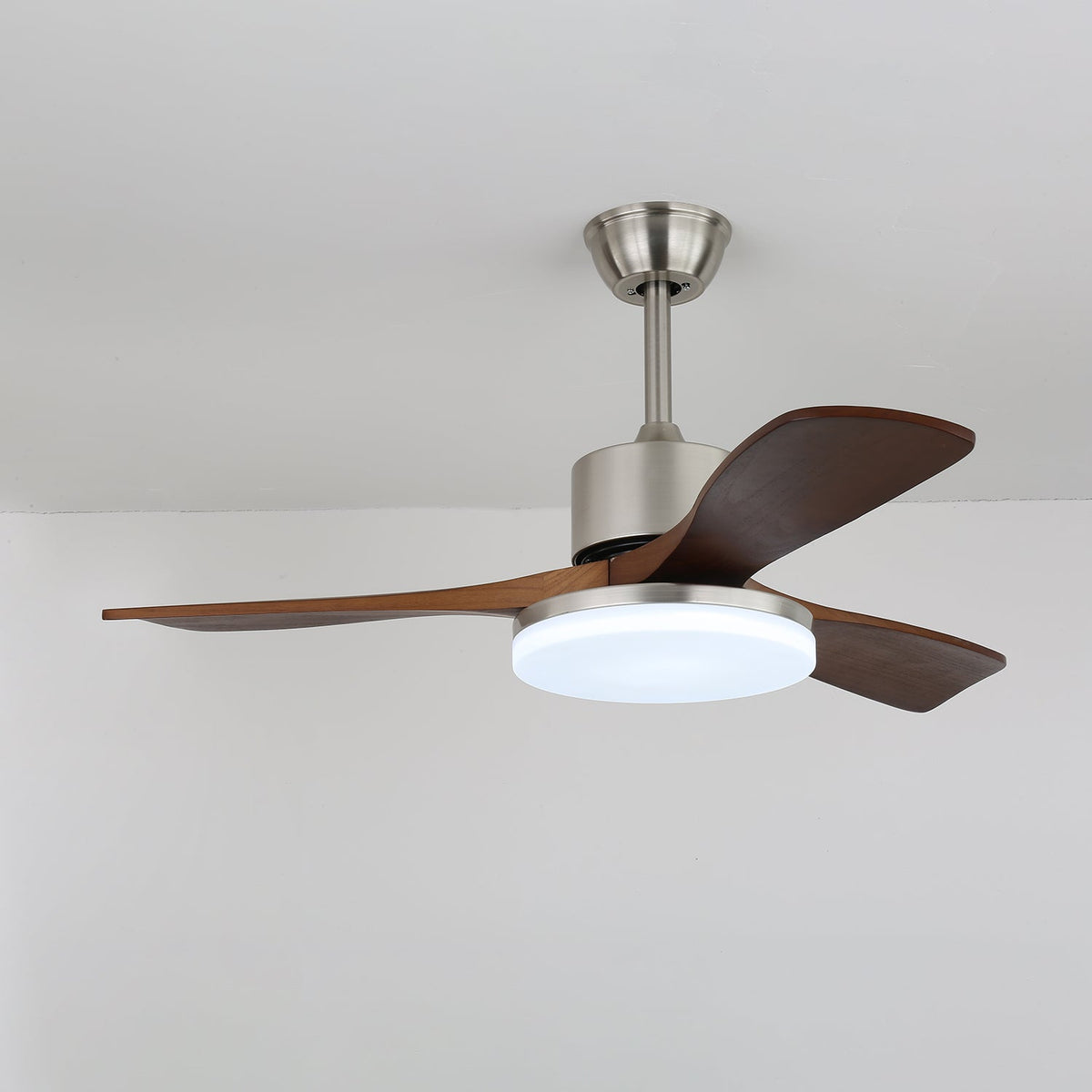 Ventilador de techo con luz Gualdera en un salón elegante – imagen 9